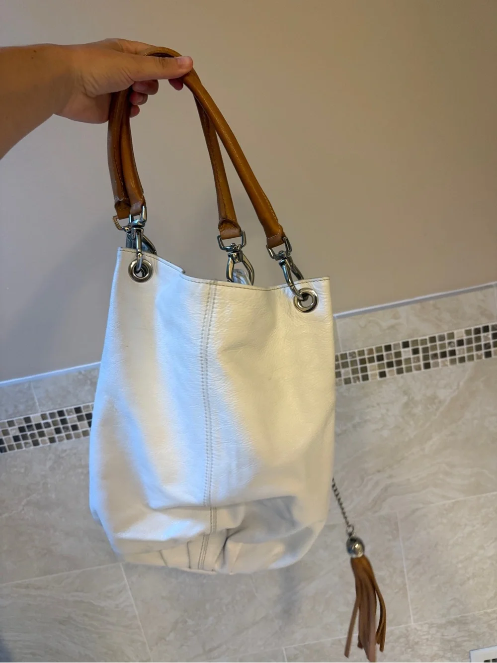 Innue white Italian leather bag